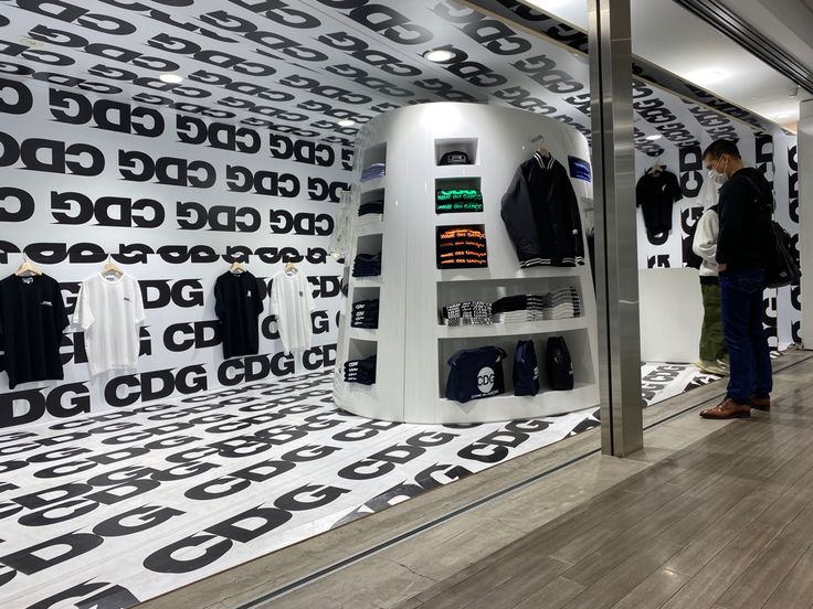 Comme des Garcons (CDG)